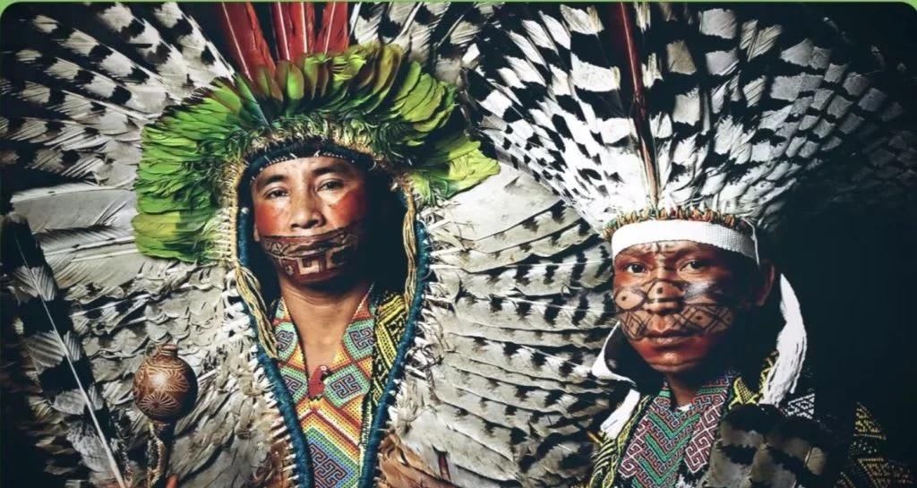 Zwei Huni Kuin mit traditionellem Federschmuck und Gesichtsbemalung