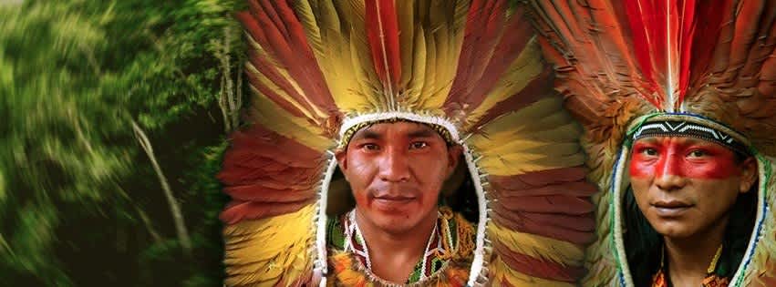 Zwei Huni Kuin mit traditionellem Federschmuck im Amazonasgebiet