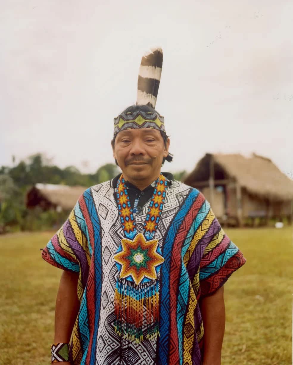 Huni Kuin in traditioneller Kleidung mit Perlenschmuck und Federkopfschmuck