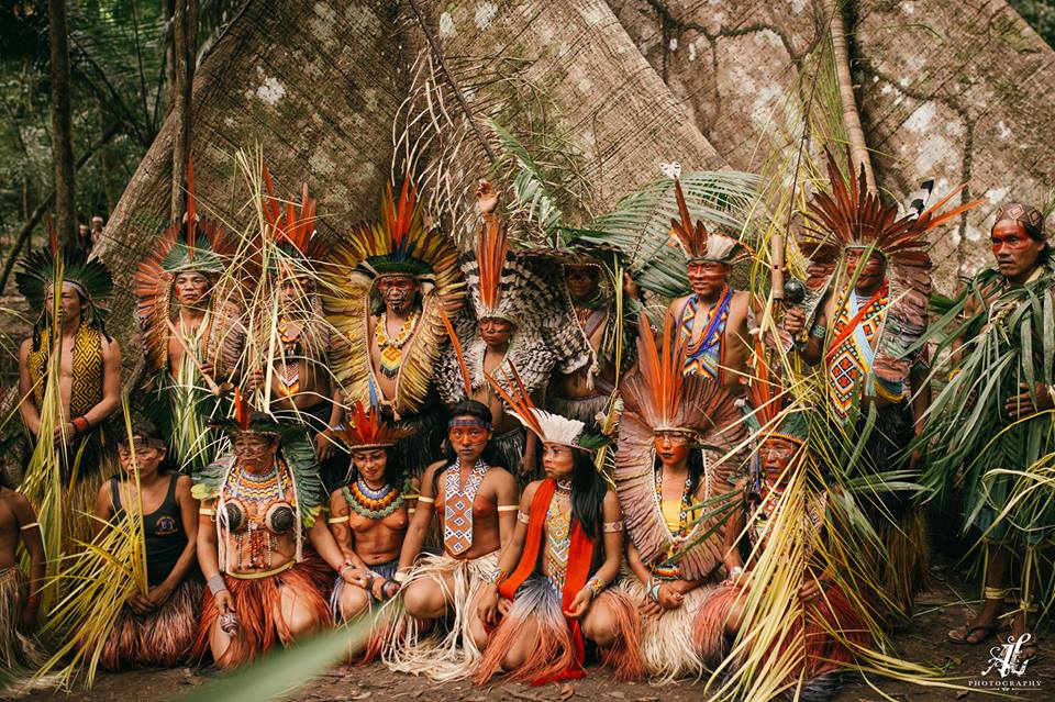 Huni Kuin Gemeinschaft in traditioneller Kleidung im Amazonasgebiet