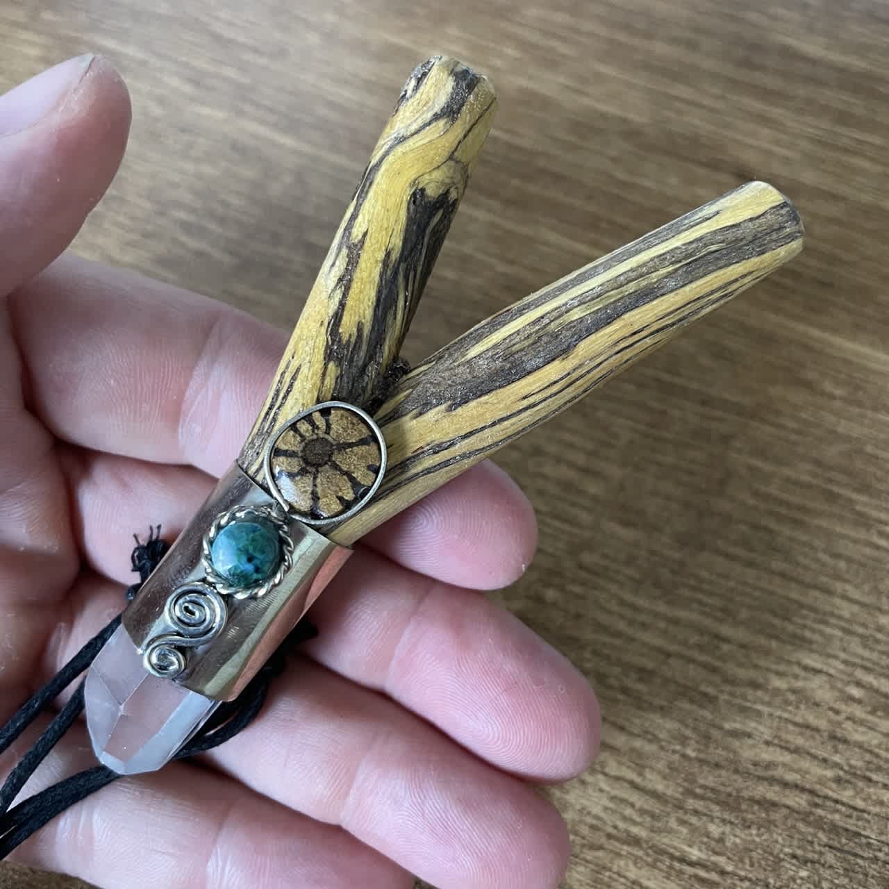 Kuripe Palo Santo Crystal in der Hand &ndash; Gr&ouml;&szlig;envergleich